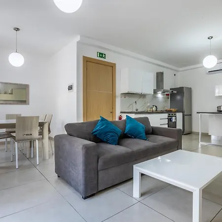 Superb 3br Close To Seafront Apartament *