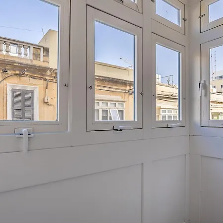 Superb 3br Close To Seafront Apartment Gzira